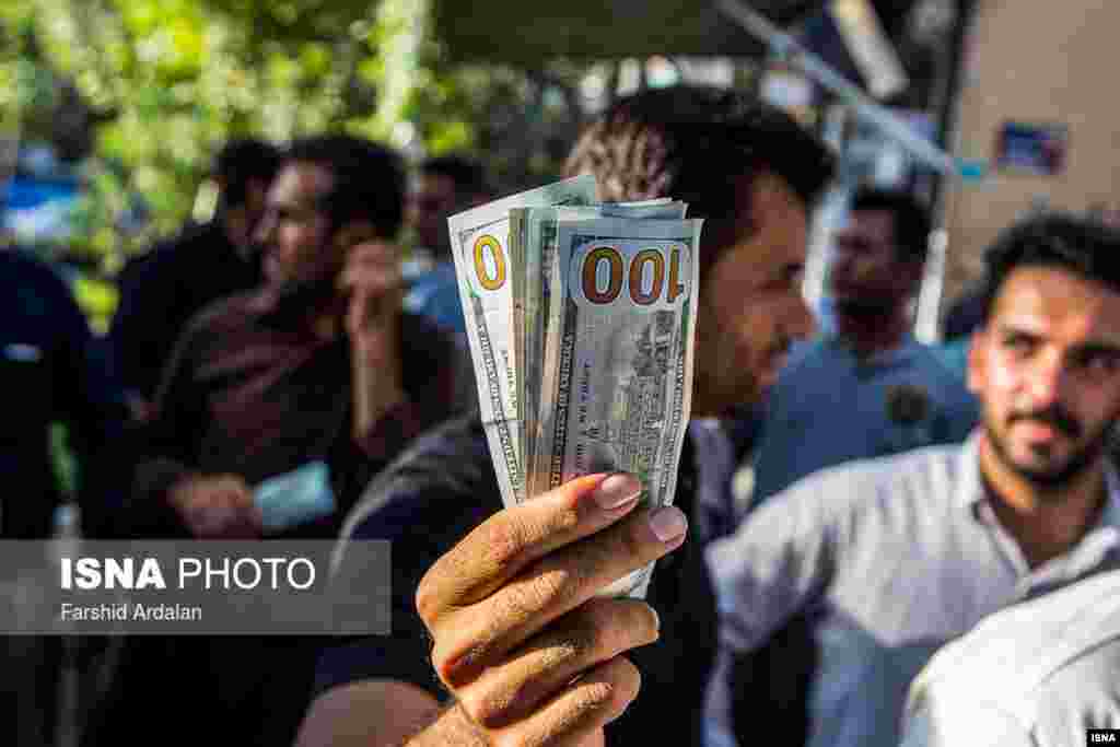 دلار در بازار ارز ایران رکورد شکست و به رکوردشکنی خود ادامه داد؛ در تصویر بازار محلی در مریوان، نقطه صفر مرزی در&nbsp;استان کردستان. Farshid Ardalan/ ISNA
