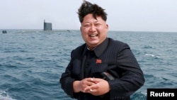 Лидер Северной Кореи Ким Чен Ын наблюдает за испытанием баллистической ракеты подводного базирования. Фото ЦТАК 
