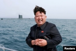 Солтүстік Корея басшысы Ким Чен Ын сүңгуір қайықтан ұшырылатын баллистикалық зымыран сынағын бақылады. 9 мамыр 2015 жыл.