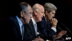 Sergei Lavrov (solda), ABŞ Dövlət katibi John Kerry (sağda), Staffan de Mistura (ortada) Vyanada mətbuat konfransında