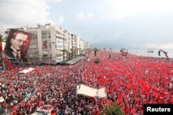 Республикашыл халық партиясынан кандидат Мухаррем Индженің сайлауалды жиыны. Стамбул, 21 маусым 2018 жыл.