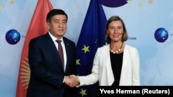 Президент Кыргызстана Сооронбай Жээнбеков и Верховный представитель Европейского союза по иностранным делам и политике безопасности Федерика Могерини.