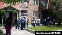 Журналисты и члены «Еркрапа» возле здания структуры СДЕ в Абовяне, 26 мая 2015 