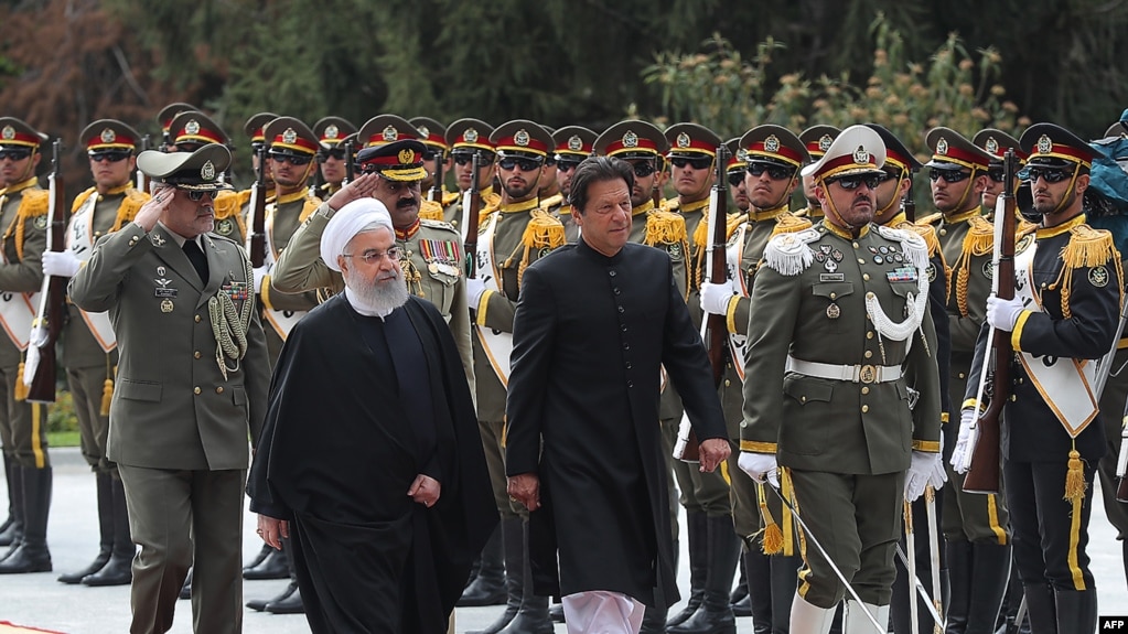 Iranian President Hassan Rohani (left) and Pakistani Prime Minister Imran Khan reviewing an honor guard in Tehran on April 22