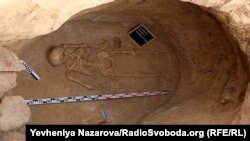 У катакомбі, глибина якої складає близько 3 метрів, поховано 40-річного чоловіка. Небіжчик мав високий зріст як для свого часу – близько 1.80 метра.