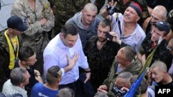 Klitschko gjatë një bisede të mëparshme me demonstruesit e mbetur në Sheshin e Pavarësisë në Kiev