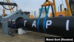 Imagine de la instalarea unei conducte de gaz în Turkmenistan pentru importuri din Pakistan și India
