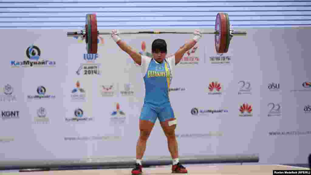 Чемпионка Лондонской олимпиады Зульфия Чиншанло стала чемпионом мира в третий раз. Алматы, 10 ноября 2014 года.