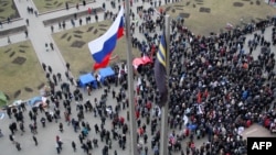 Пророссийские активисты у здания областной администрации. Донецк, 3 марта 2014 года.