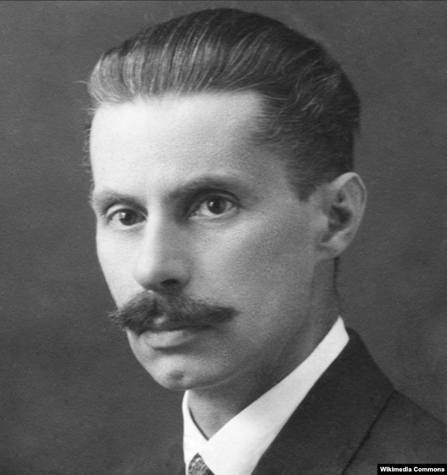 В’ячеслав Липинський (1882 –1931) – український політичний діяч, історик, історіософ, соціолог, публіцист, теоретик українського консерватизму. Один із організаторів Української демократично-хліборобської партії та «Українського союзу хліборобів-державників». За Гетьманату – посол України в Австрії