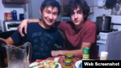 Диас Қадырбаев (сол жақта) мен Джохар Царнаев. Фото Қадырбаевтың VKontakte әлеуметтік желісіндегі парақшасынан алынды.
