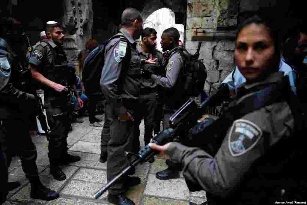 ИЗРАЕЛ - Израелската полиција соопшти дека уапсила палестински министер задолжен за Ерусалим поради политичка активност во источниот дел на градот, пренесоа светските новински агенции. Министерот Фади ал-Хадами е обвинет за кршење на закон со кој се забранува палестинската власт со седиште во Западниот Брег да има политичка активност во Ерусалим.