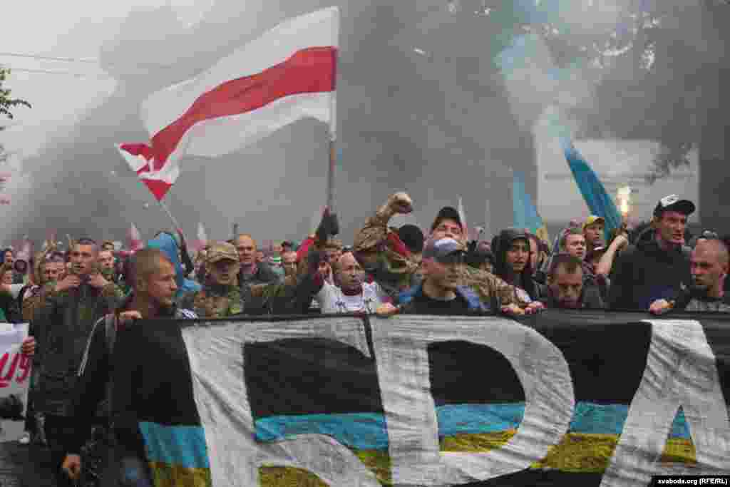 Беларускія і ўкраінскія футбольныя фанаты ладзяць супольны марш у Львове перад адборачным матчам чэмпіянату Эўропы паміж зборнымі Ўкраіны і Беларусі, 5 верасьня 2015.