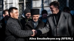 Бывший крымский политзаключенный Исмаил Рамазанов (слева) с адвокатом Алексеем Ладиным, январь 2019 года