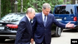 Finnish President Sauli Niinisto (right) welcomes Russian President Vladimir Putin before their meeting in Savonlinna on July 27.