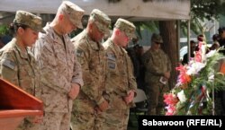 Командующий военными США в Афганистане Джонн Аллен и солдаты НАТО на мемориальной церемонии в честь жертв теракта 11 сентября 2001 года в Нью-Йорке. Кабул, 11 сентября 2012 года.