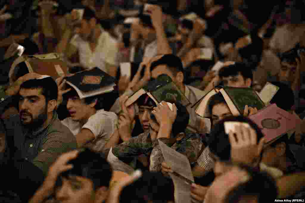 Muslims pray during Ramadan at the Meshedi Dadash mosque in Baku, Azerbaijan, on July 21. (Abbas Atilay, RFE/RL)