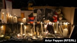 Свечи, зажженные армянами в память о погибшем 6-месячном мальчике, Ереван, 19 января 2015 года