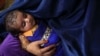 Жінка-біженка з Афганістану тримає на руках немовля, архівне фото