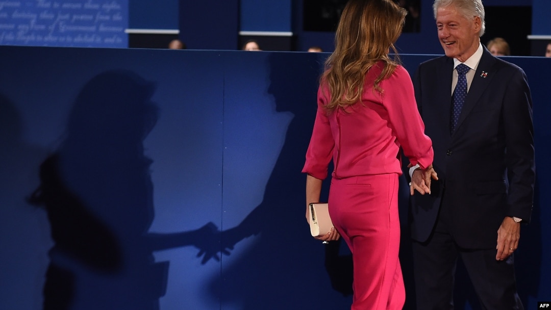 Кагни Линн Картер Порно автобустағы әйелді жалайды