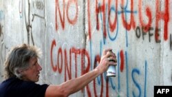 Roger Waters İsraili Qərb sahilindən ayıran divara qraffiti yazır (2006)