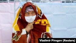 Завернувшаяся в плед пациентка дневного стационара в Бишкеке. 16 июля 2020 года.