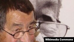 Günter Grass, autorul memoriilor intitulate „Decojind ceapa”