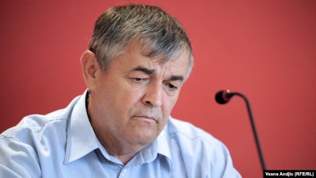 Bozhidar Deliq, gjeneral në pension, në ditëlindjen e Sllobodan Millosheviqit në muajin gusht të vitit 2012, duke promovuar librin e fjalimeve të tij në Tribunalin e Hagës "Unë akuzoj" (Optuzujem).