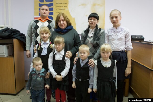 Сьвятлана Алексіевіч і сямʼя Равенкаў