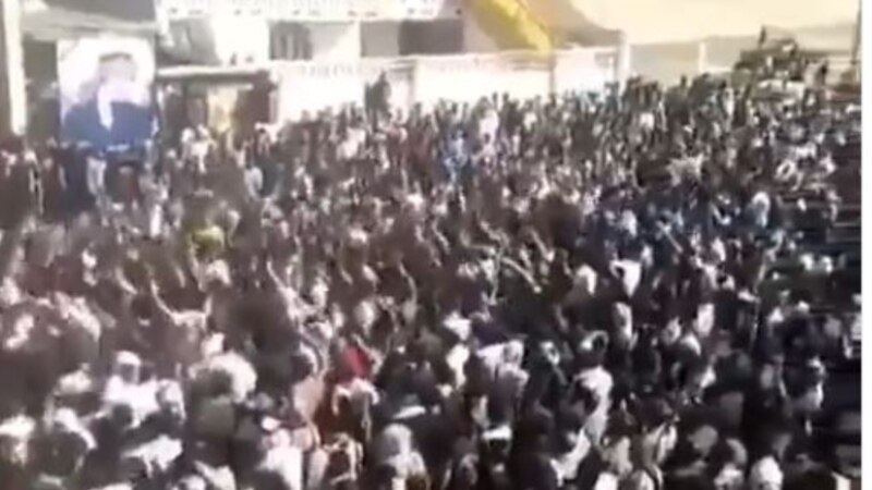ادامه اعتراض‌ها در اهواز همزمان با تشییع جنازه یک «شاعر معترض»