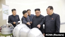 Liderul nord-coreean Kim Jong Un dicutând programul nuclear al țării, nedatat