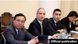 Armenia - Senior executives from the Dubai-based investment company Rasia and China Communications Construction Company meet Prime Minister Tigran Sarkisian in Yerevan, 18Feb2014.