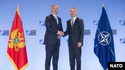 Претседателот на Црна Гора Мило Ѓукановиќ и генералниот секретар на НАТО Јенс Столтенберг. 