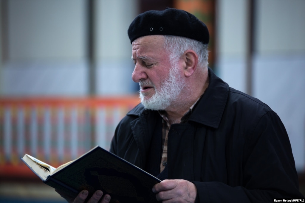 A man reading from the Koran in Jashar Pasha Mosque, Pristina. (Photo by Egzon Bytyqi)