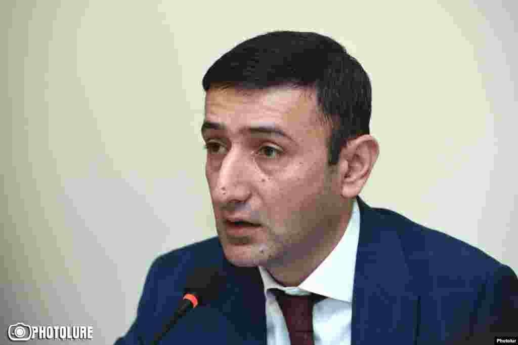 Ֆինանսավարկային և բյուջետային հանձնաժողովի նախագահի պաշտոնի համար առաջադրվել է Բաբկեն Թունյանը, որը նաև Տնտեսական հանձնաժողովի նախագահ է ցանկանում դառնալ: