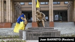 Украински знамиња истакнати на статуата на Тарас Шевченко во центарот на градот Балаклија во регионот Харкив, откако беше ослободен од украинските сили