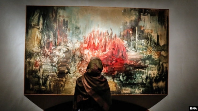 یکی از آثار ایران درودی بر دیوار نمایشگاهی در تهران