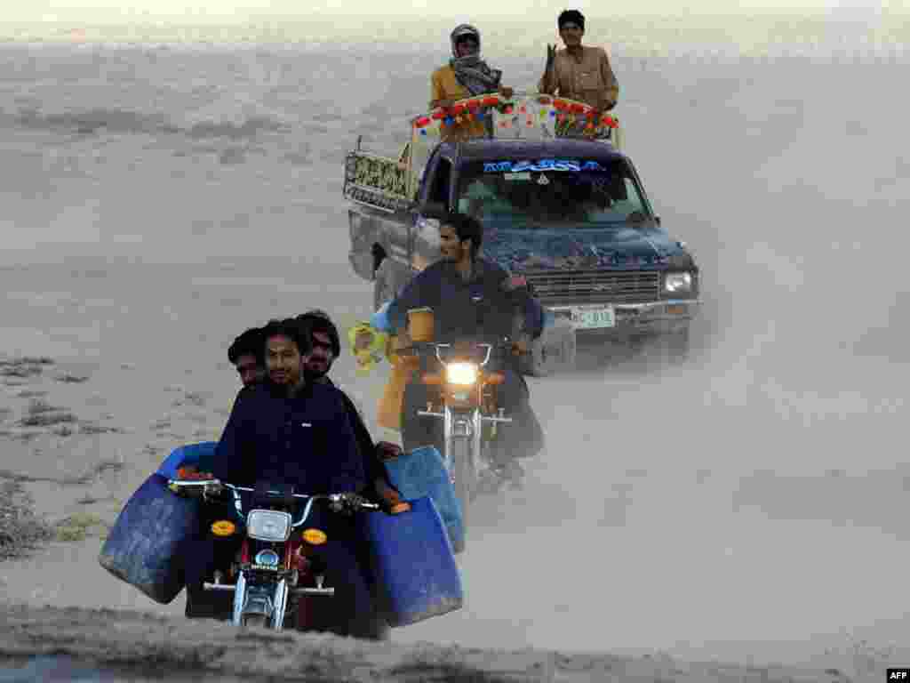 Pakistan - Neposredno nakon napada na NATO tankere sa gorivom lokalno stanovništvo spremno stiže sa praznim posudama na mjesto dešavanja, selo Kolpur, 22.08.2011. Foto: AFP / Banaras Khan