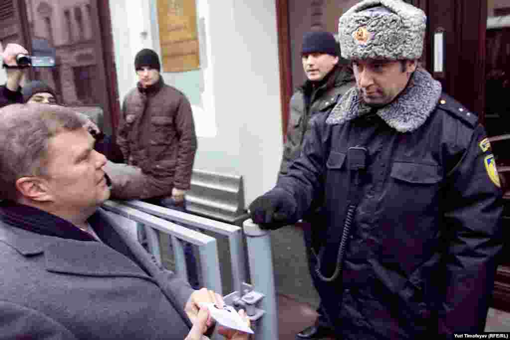 На входе в здание ЦИК сотрудник ФСО сказал Сергею Митрохину, что сам он может пройти к Чурову и передать все, что хочет, но овощи в здание проносить нельзя.