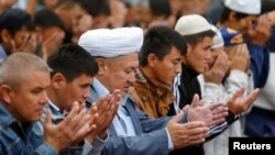Мужчины во время молитвы в центральной мечети Алматы в первый день Курбан-айта. Сентябрь 2016 года.