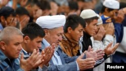 Мусульмане молятся в Центральной мечети в Алматы. 