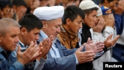Мусульмане читают праздничный намаз в Центральной мечети в Алматы. 