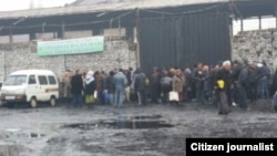 Uzbeks line up for coal in the Andijon region. (file photo)