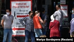 Дәріхана алдында кезекте тұрған тұрғындар. 