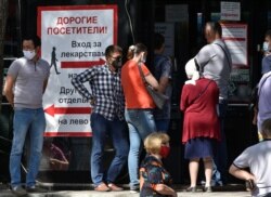 Дәріханаға кезекте тұрған адамдар. Алматы, 8 шілде 2020 жыл.