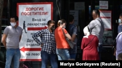 Граждане в очереди у входа в аптеку в Алматы. 8 июля 2020 года.