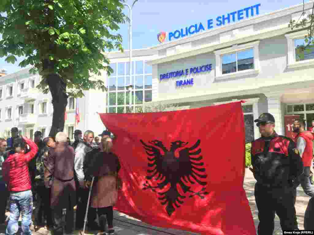 Ata janë mbledhur para Drejtorisë së Policisë në kryeqytetin shqiptar.