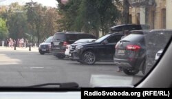 «Схеми» приїхали до офісу Ахметова, утім, майже одразу поїхали геть, адже побачили, що на місці не було автівок політиків