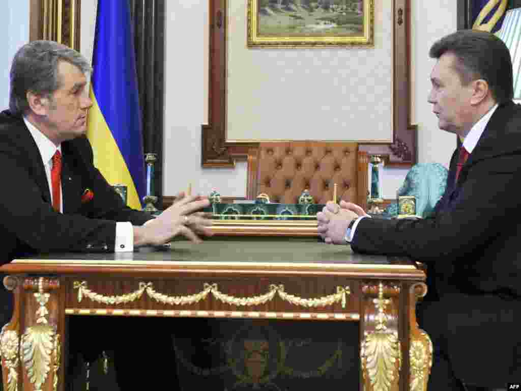 Susret sa predhodnikom, Viktorom Juščenkom, neposredno nakon inauguracije. 