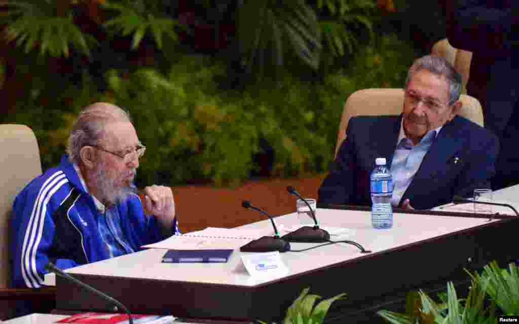 Фидел Кастро жана Раул Кастро. 2016